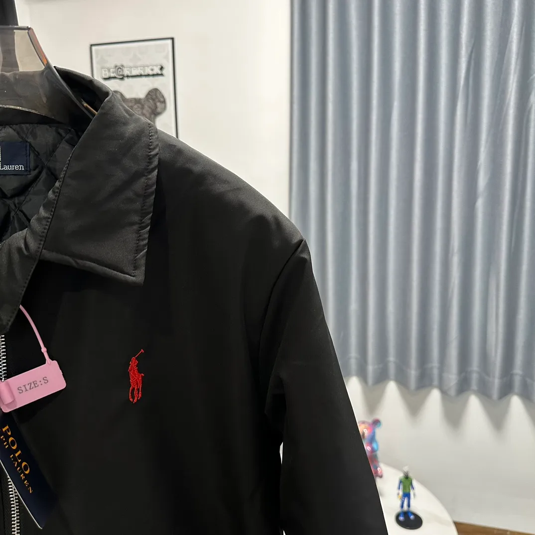 P370 #R44 Ralph Lauren veteran Harrington lapel jacket cotton winter old money style cotton jacket, same style for men and women. Classic fit design, retro windproof cotton jacket, button collar, embroidered pony logo on the chest, elastic cuffs elastic band hem collar zipper windproof design perfect fusion of casual style and street trend elements, very suitable for neutral wear. The fabric texture of cotton clothing is very good and comfortable to wear. It is a very versatile and trendy winter item. Developed from the original version, 100% pure cotton fabric and exquisite embroidery, buy with confidence, retro will never go out of style!  Color Black Navy Khaki Size: S M L